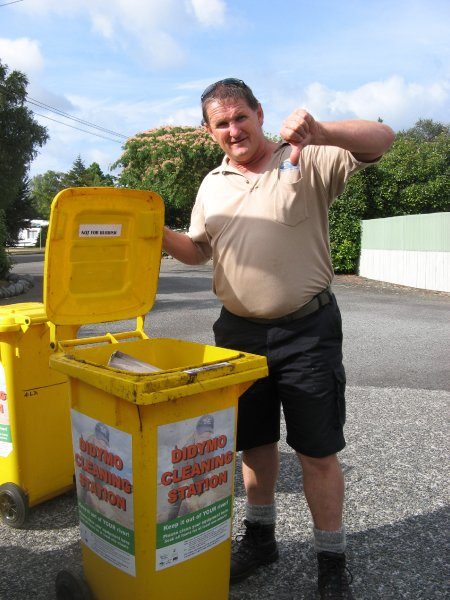 didymo-dave-and-rubbish-bin